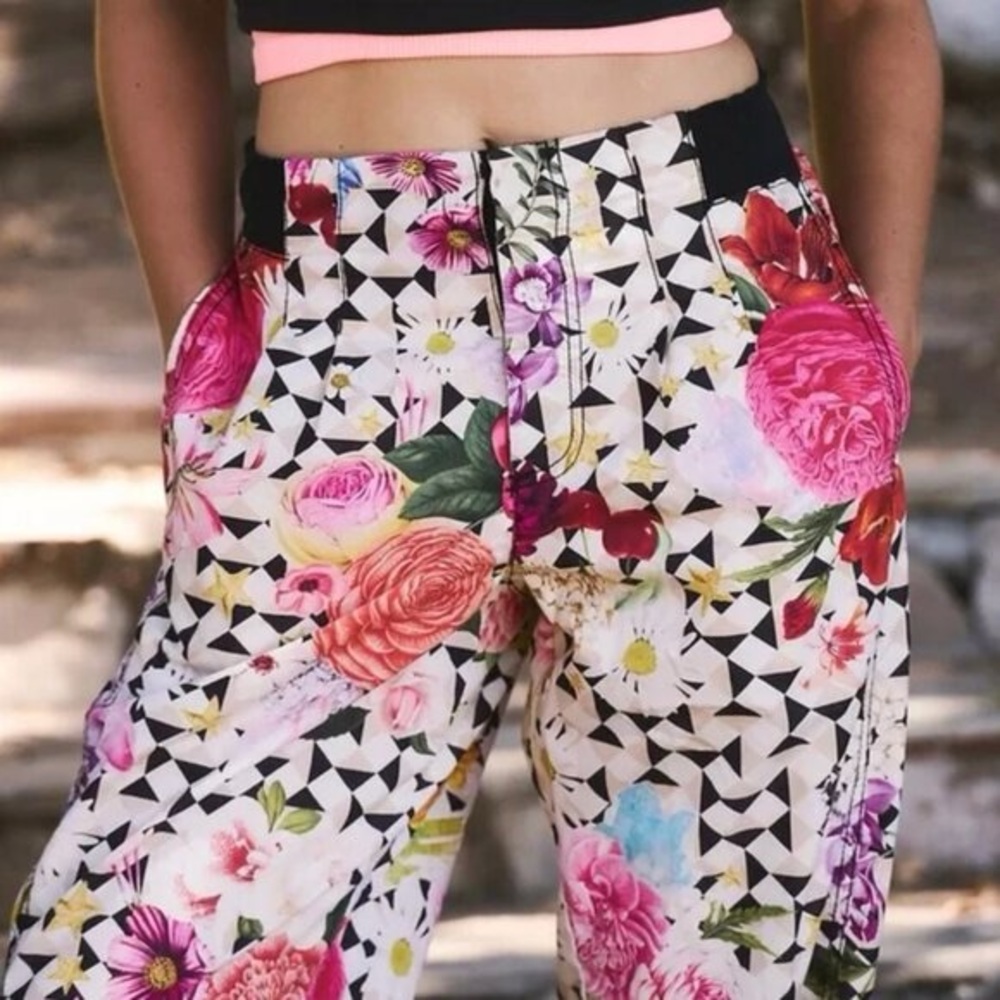 FREE PEOPLE MOVEMENT MESMERIZE ME FLORAL CARGO PANTS MEDIUM - Picture 2 of 13